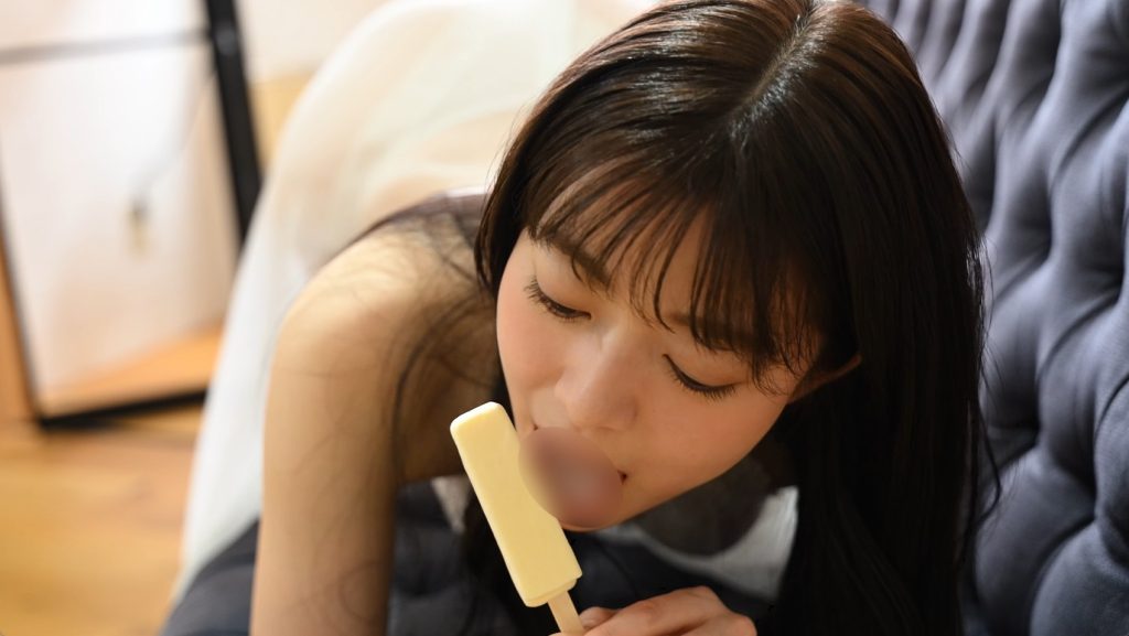 溶けるアイスクリームを舐めに舐める栗原もみじ